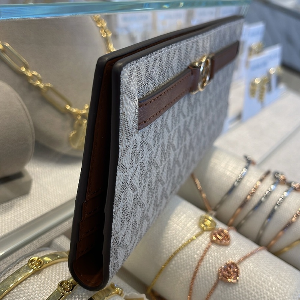Michael Kors Reed Large Bifold Signature Snap Wallet Card Case 
Vanilla 
NWT - Picture 5 of 16